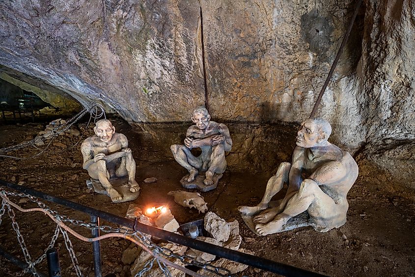  Mock-ups of the first Homo Sapiens in Europe in Bacho Kiro Cave